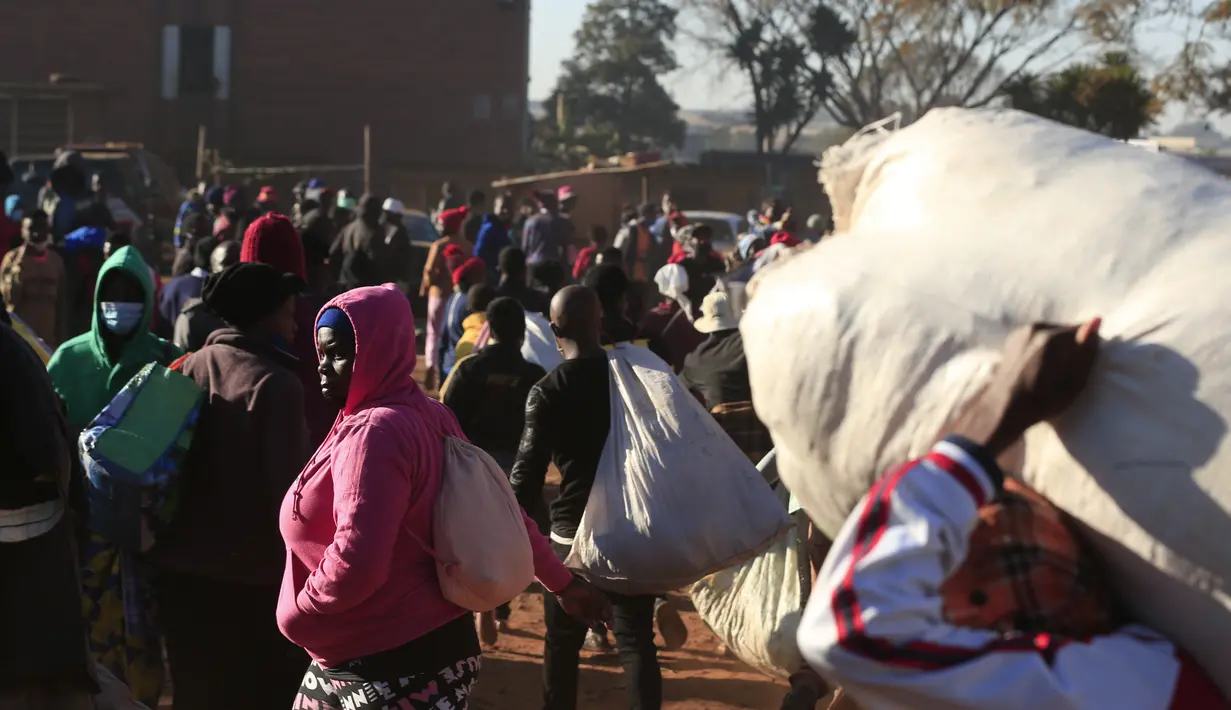 Orang-orang menunggu tumpangan di terminal bus di Harare, Zimbabwe (22/7/2020). Presiden Zimbabwe Emmerson Mnangagwa mengumumkan sederet kebijakan karantina lockdown, termasuk penerapan jam malam mulai pukul 18.00-06.00 waktu setempat, guna meredam lonjakan kasus COVID-19. (Xinhua/Shaun Jusa)
