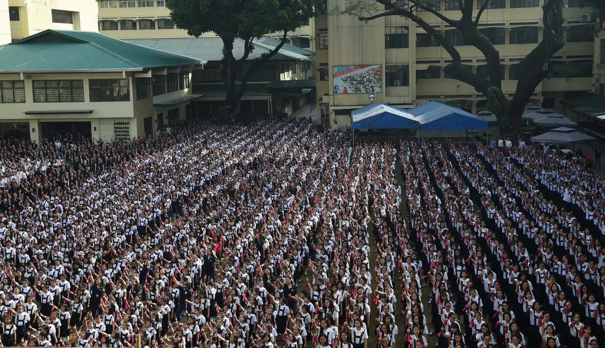 Siswa dari St. Scholastica's College mengambil bagian dalam gerakan One Billion Rising pada Hari Valentine di Manila, Filipina, Kamis (14/2). Kegiatan itu bagian dari kampanye melawan kekerasan terhadap perempuandan anak-anak. (TED ALJIBE/AFP)