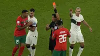 Wasit memberikan kartu merah kepada pemain Timnas Maroko, Walid Cheddari saat menghadapi Timnas Portugal dalam laga babak perempatfinal Piala Dunia 2022 di Al Thumama Stadium, Doha, Qatar, Sabtu (10/12/2022) malam WIB. (AP/Alessandra Tarantino)