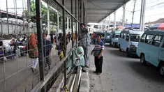 Pejalan kaki melintasi pagar pembatas di Jalan Jatibaru, Tanah Abang, Jakarta, Selasa (23/10). Belum selesainya pembangunan Skybridge Tanah Abang menyebabkan banyak PKL dan angkot mangkal di Jalan Jatibaru. (Merdeka.com/Iqbal Nugroho)