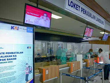 Calon penumpang melakukan pembatalan perjalanan kereta api di Stasiun Pasar Senen di Jakarta, Senin (22/2/2021). PT KAI Daop 1 Jakarta membatalkan perjalanan Kereta Api Jarak Jauh pada keberangkatan Stasiun Gambir sebanyak delapan kereta api. (Liputan6.com/Faizal Fanani)