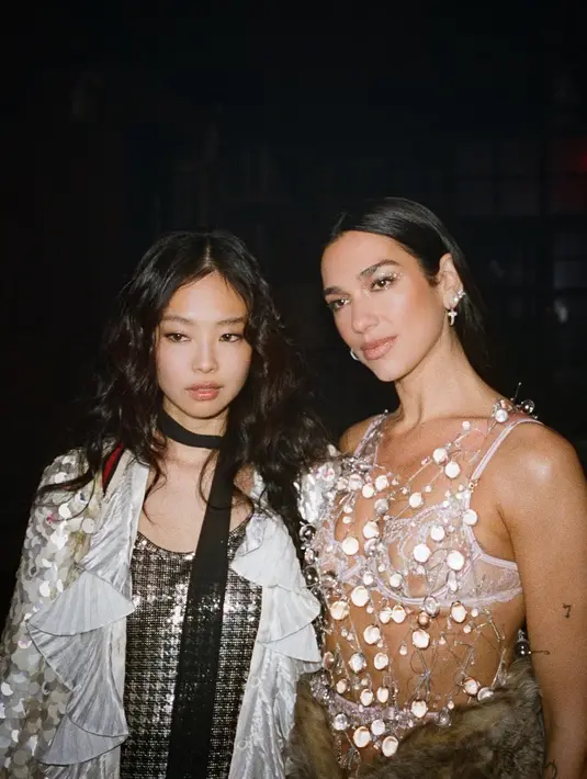 Sementara itu, Dua Lipa tampil berani dengan setelan bra dan panties pink semi transparan. Dipadu dengan outer nilon bertabur kristal bulat dan jaket berbulu [@dualipa]