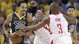 Pemain Warriors, Shaun Livingston (kiri) mencoba melewati kepungan pemain Rockets pada gim keempat final NBA basketball Wilayah Barat di Oracle Arena, Oakland (22/5/2018). Rockets menang 95-92. (AP/Marcio Jose Sanchez)