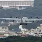 Sebuah pesawat terbang landas dari pangkalan militer AS di Okinawa, Jepang (AP/Shizuo Kambayashi)