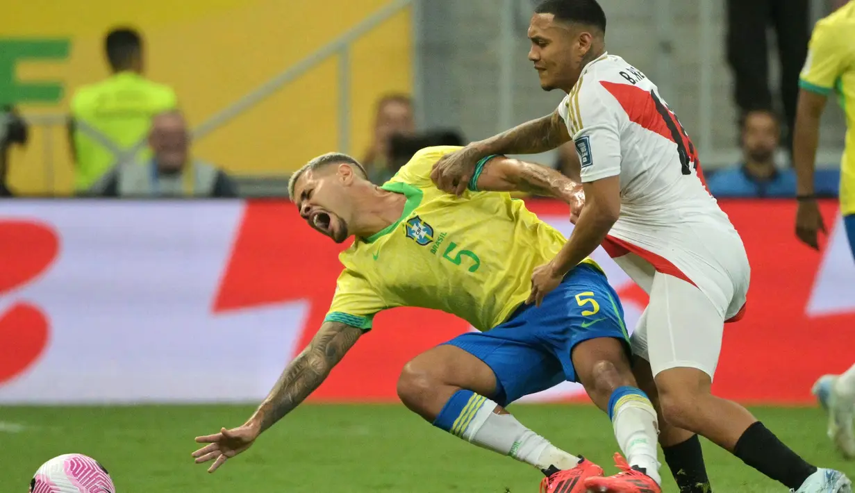 Sejak menit awal, laga kedua tim berlangsung intens dan ketat. (NELSON ALMEIDA/AFP)