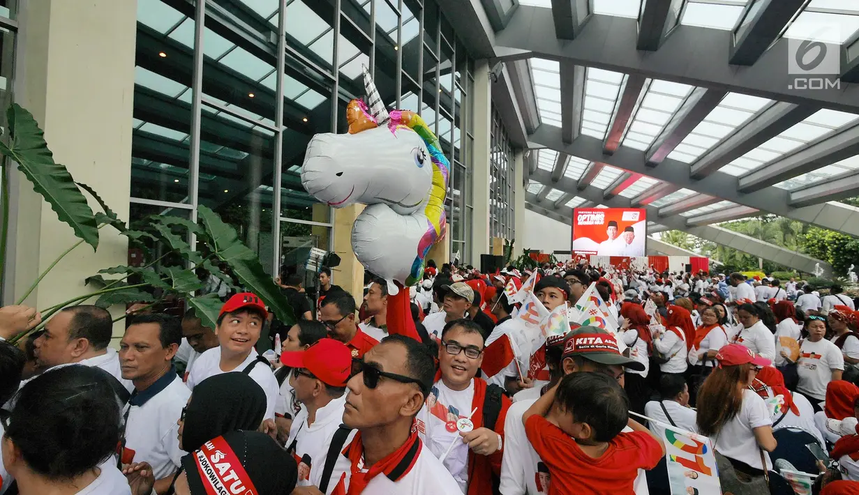 Pendukung calon presiden nomor urut 01 Joko Widodo antre memasuki Sentul International Convention Center, Bogor, Jawa Barat, Minggu (24/2). Jokowi akan menyampaikan keberhasilan kebijakan pemerintah. (Liputan6.com/Herman Zakharia)