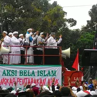Amien Rais muncul tengah massa demo Ahok (Liputan6.com/Doni)