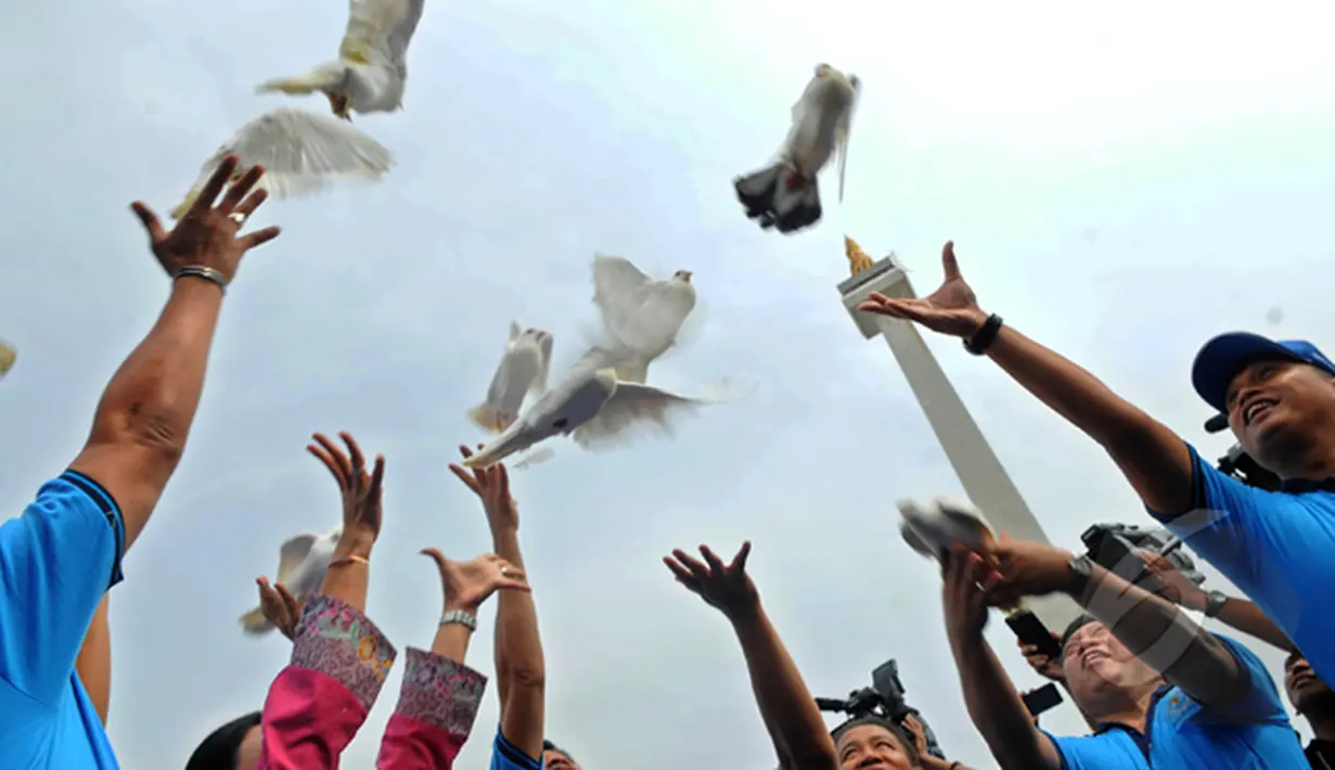 Sejumlah orang melepaskan burung saat deklarasi Gerakan Wajib Lapor Bagi 100.000 pecandu narkoba di Monas, Jakarta, Sabtu,(28/2/2015). (Liputan6.com/Faisal R Syam)