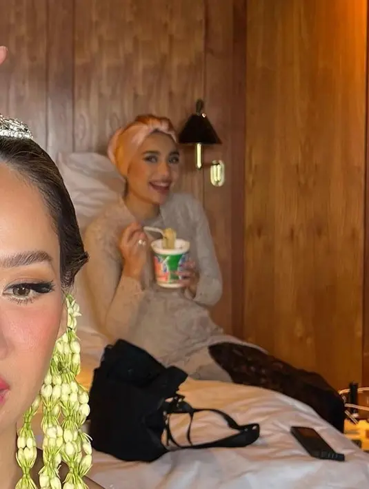 Hubungan baik masih terjaga, Yuna dan Aishah Sinclair BCL menjadi bridesmaidnya. Sudah dianggap adik sendiri, BCL tentunya ingin Yuna mendampinginya di hari bahagia. Lewat laman Instagramnya, bubuhkan dan doa ungkap terima kasih karena ia bisa menjadi pendamping di hari bahagia BCL. Bahkan BCL membalas unggahan adik iparnya itu dengan kata 'I Love You'. (Liputan6.com/IG/@yuna)