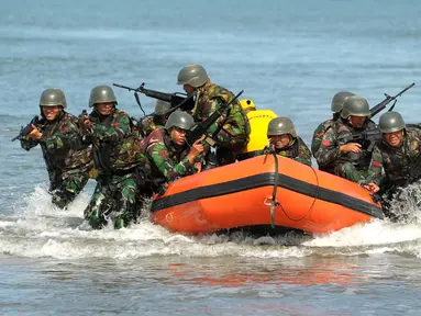 Pasukan Komando TNI saat latihan anti-teror di Pantai Kajhu, Banda Aceh, Selasa (22/11). Latihan untuk mengantisipasi kemungkinan tindakan teror dan penyerangan oleh ISIS yang dalam setahun terakhir terjadi di Tanah Air. (AFP PHOTO/Chaideer Mahyuddin)