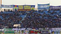 Ribuan suporter memenuhi tribun Selatan Stadion Si Jalak Harupat, Bandung, Minggu (9/6/2015). Kedatangan suporter untuk menyaksikan laga Persib melawan Persebaya Utd di lanjutan Grup A Piala Presiden 2015. (Liputan6.com/Helmi Fithriansyah) 