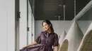 Penampilan chic Azizah Salsha pakai dress berkerah bernuansa ungu, panjang selutut. Penampilannya semakin manis dengan tas hijau neon dan flat shoes hitam berpita. [Foto: Instagram/azizahsalsha_]