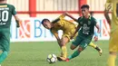 Pemain Persebaya, M Sidik (kanan) berebut bola dengan pemain Bhayangkara FC pada lanjutan Go-Jek Liga 1 Indonesia bersama Bukalapak di Lapangan PTIK, Jakarta, Rabu (11/7). Babak pertama, Bhayangkara FC unggul 2-1. (Liputan6.com/Helmi Fthriansyah)