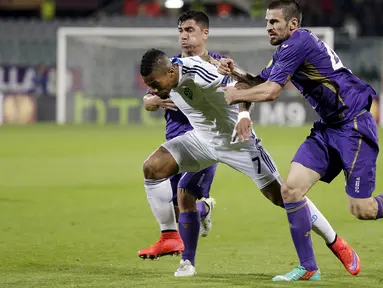 Duel panas terjadi di leg kedua 8 besar Liga Europa antara Fiorentina dengan Dynamo Kiev di Stadion Artemio Franchi, Italia, Jumat (24/4/2015). Fiorentina menang 2-0 atas Dynamo Kiev. (Reuters/Max Rossi)
