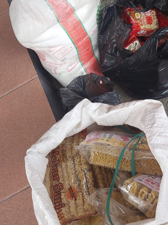 Mie barang bukti pembelian menggunakan uang hasil penjualan emas hasil curian dihadirkan dalam gelar kasus. (Foto: Liputan6.com/Felek Wahyu)