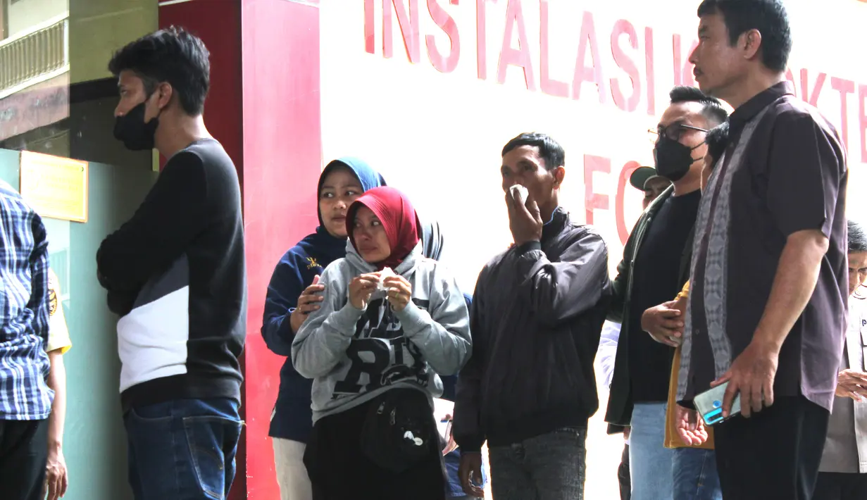 Polisi kembali mengidentifikasi jenazah korban kebakaran di Gedung Terra Drone, Cempaka Baru, Kemayoran, Jakarta Pusat. Tampak dalam foto, pihak keluarga dan kerabat korban kebakaran Gedung Terra Drone menanti penyerahan jenazah, di Rumah Sakit Bhayangkara R. Said Sukanto atau RS Polri Kramat Jati, Jakarta, Rabu (10/12/2025). (merdeka.com/magang/Rendi Saputra)