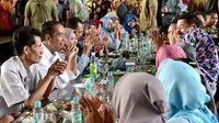 Presiden Joko Widodo bersama Menteri Ketenagakerjaan Hanif Dhakiri melakukan makan siang bersama ribuan pekerja/buruh PT KMK Global Sports di Tangerang