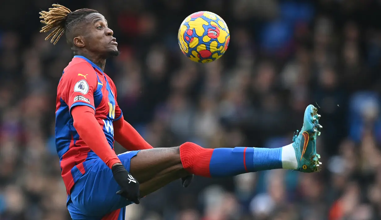 Wilfried Zaha. Pemain sayap Pantai Gading berusia 29 tahun ini telah memperkuat Crystal Palace sejak 2014/2015 usai didatangkan dari Manchester United. Selama total 8 musim, ia telah tampil dalam 420 laga di semua ajang dengan torehan 78 gol dan 73 assist. (AFP/Glyn Kirk)