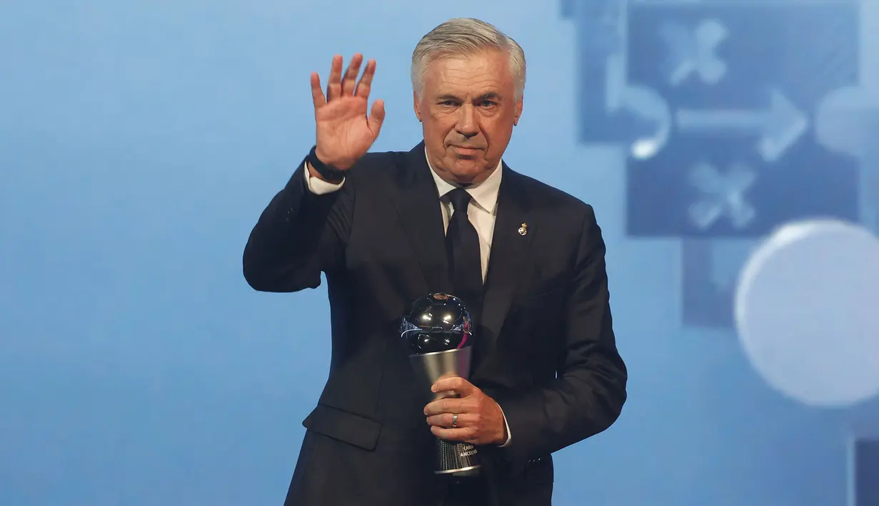 Pelatih Real Madrid, Carlo Ancelotti saat memenangkan penghargaan pelatih terbaik FIFA 2024 dalam acara FIFA Awards 2024 yang berlangsung di Doha, Qatar, Selasa (18/12/2024) waktu setempat. (AFP/Karim Jaafar)