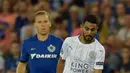 Gelandang Leicester City,  Riyad Mahrez berusaha mengontrol bola dari kawalan pemain Club Brugge Ruud Vormer pada Liga Champions di Satdion Jan Breydel, Belgia, (15/9). Leicester menang atas Club Brugge dengan skor 3-0.  (Reuters/Eric Vidal)