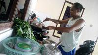 Kas Hartadi punya hobi memasak di sela rutinitas melatih Persik Kediri. (Bola.com/Robby Firly)