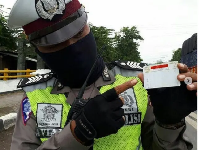 Keluhan atas SIM 'gaib' disampaikan oleh Satlantas Polres Rembang lewat akun Instagram mereka. (dok. Instagram @satlantasrembang/Dinny Mutiah)