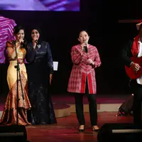 Tidak sendiri, malam itu, Puan juga didampingi oleh dua penyanyi yaitu, Dian Pisesha dan Ratna Listy. Puan yang mengaku naik ke atas panggung dengan modal nekad. (Nurwahyunan/Bintang.com)