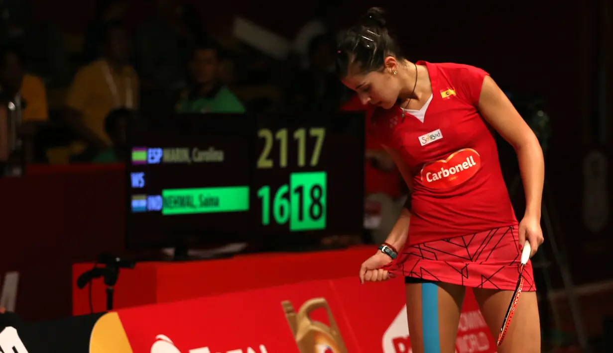 Carolina Marin memeras bajunya yang penuh keringat. Minggu (16/8/2015). (Bola.com/Arief Bagus)