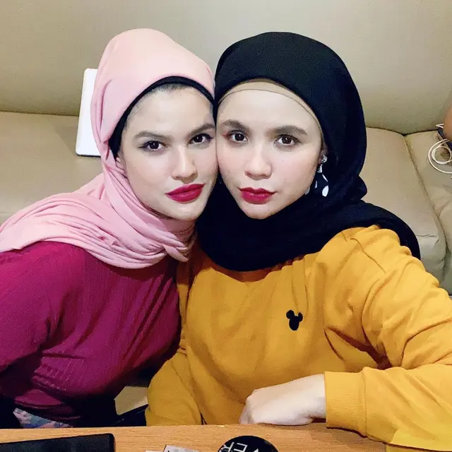 Bersaudara, Ini 6 Potret Kebersamaan Istri Indra Bekti dan Komo Ricky