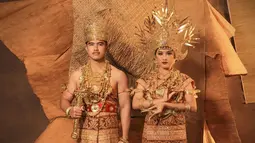 Baju adat Lampung yang digunakan oleh Keduanya ini pun memiliki konsep berwarna emas. Bahkan, keduanya juga terlihat menggunakan berbagai aksesoris pelengkap yang membuat penampilan Kaesang Pangarep dan Erina Gudono makin menawan. (Liputan6.com/IG/@riomotret)