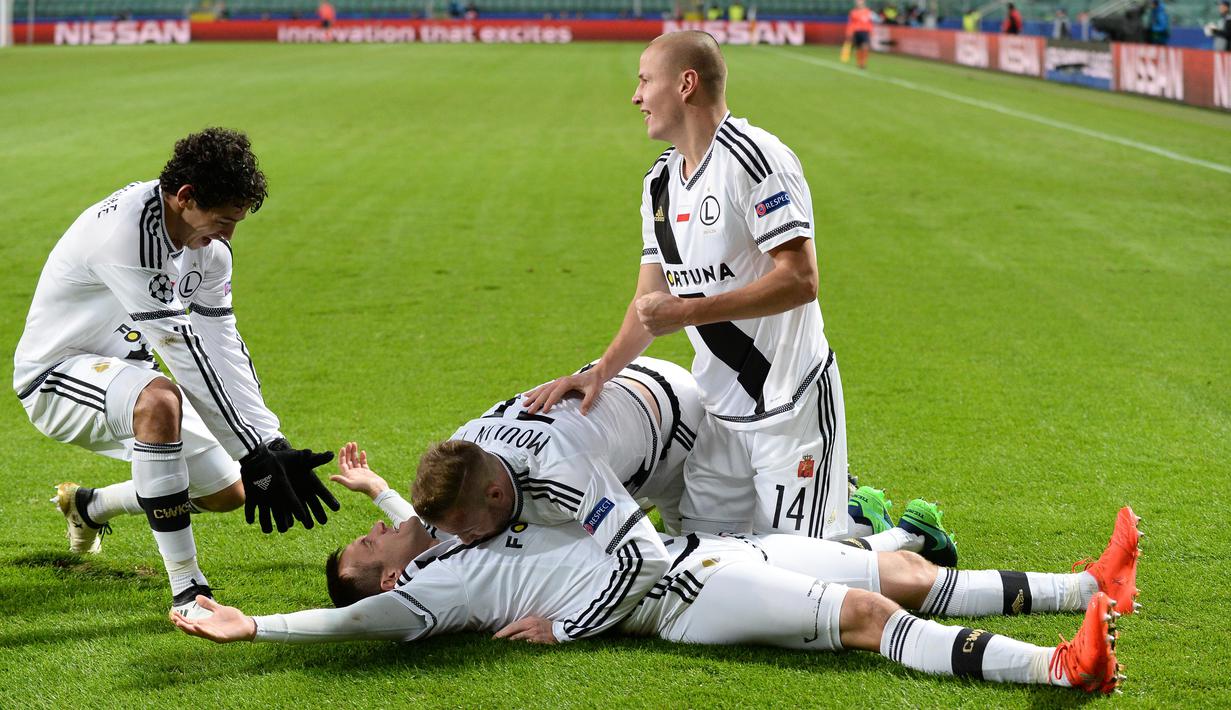 Selebrasi para pemain Legia Warsawa atas Real Madrid pada laga grup F Liga Champions di Stadion Polish Army, Warsawa, Polandia (2/11/2016). Madrid ditahan imbang 3-3. (AFP/Janek Skarzynski)