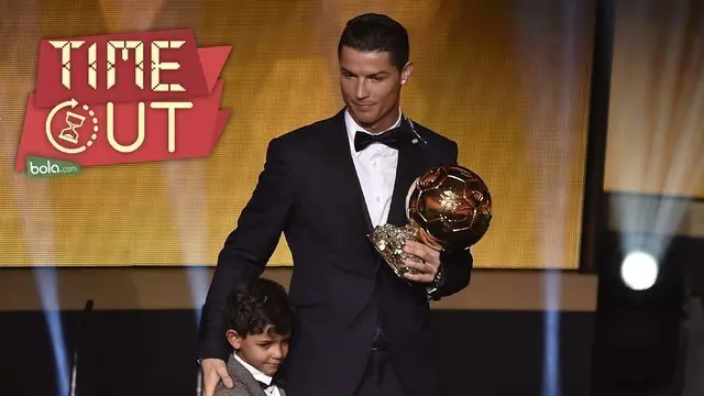 Kaleidoskop olahraga sepanjang tahun 2015 meliputi Cristiano Ronaldo yang memenangkan Ballon D'Or untuk ketiga kalinya sampai Insiden bom yang terjadi di Stade de France, Paris.
