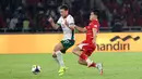 Pemain Timnas Indonesia, Ragnar Oratmangoen (kanan) berusaha merebut bola dari pemain Bulgaria, Martin Georgiev dalam laga final FIFA Series 2026 di Stadion Utama Gelora Bung Karno (SUGK), Senayan, Jakarta, Senin (30/03/2026). (Bola.com/Abdul Aziz)