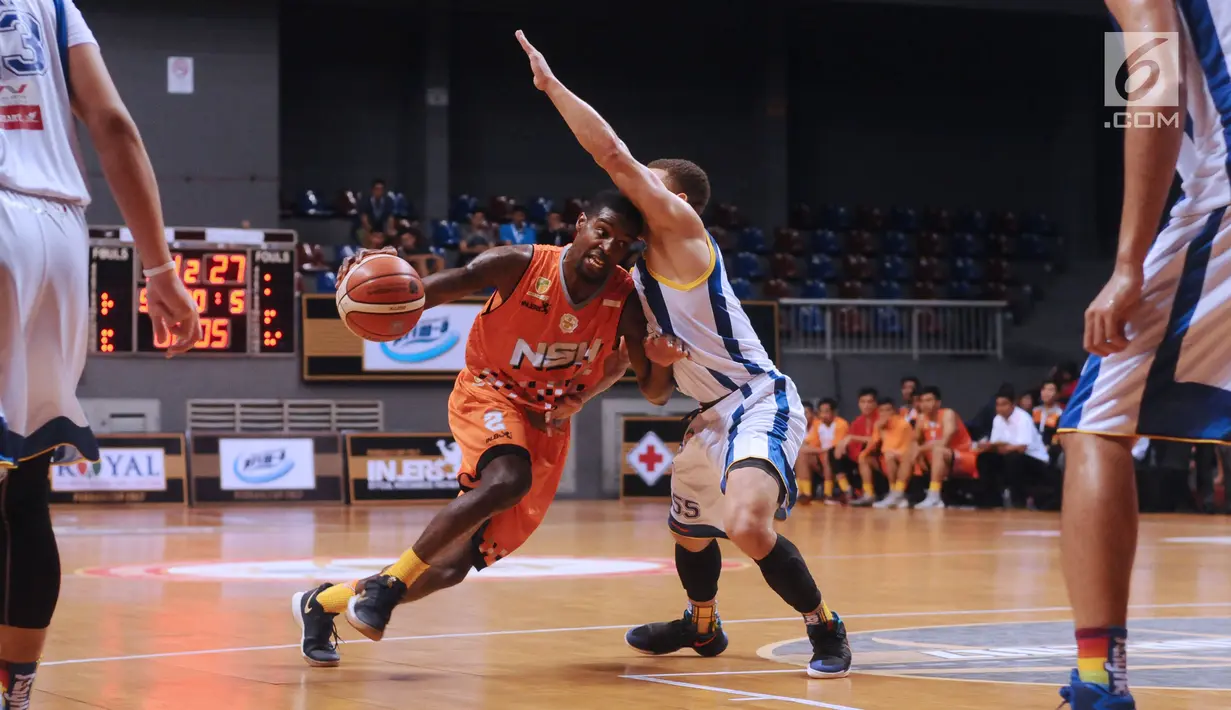 Pebasket NSH Jakarta, Brachon Griffin (kiri) mencoba melewati pemain Satria Muda Pertamina, Kevin K Bridgewaters pada Perbasi Cup 2017 di Britama Arena, Jakarta, Rabu (8/11). Satria Muda Pertamina unggul 83-67. (Liputan6.com/Helmi Fithriansyah)