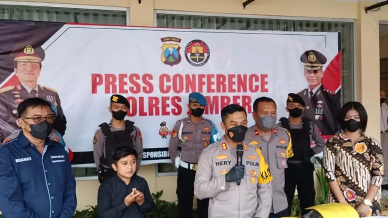 Kapolres Jember AKBP Hery Purnomo (Tengah) menjelaskan kronologi penganiayaan siswa SMKN 2 Jember hingga Tewas (Istimewa)