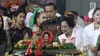 Ketua Umum PDIP Megawati Soekarnoputri memotong tumpeng pada HUT ke-72 didampingi Presiden Joko Widodo di Grand Sahid Jakarta, Rabu (23/1). Sejumlah politisi dan kader PDIP turut hadir dalam HUT ke-72 Megawati. (Liputan6.com/Angga Yuniar)