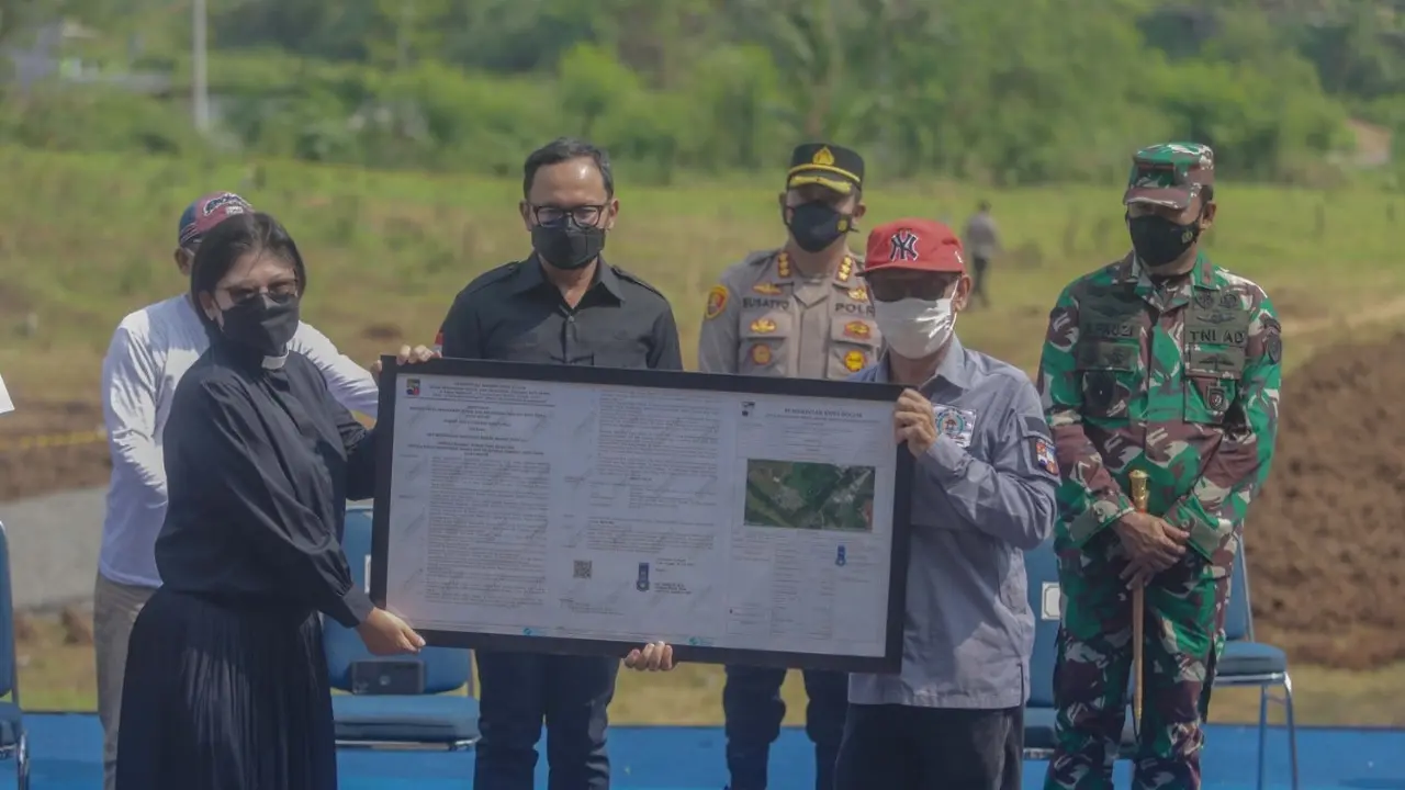 Pemkot Bogor memberikan Izin Mendirikan Bangunan (IMB) untuk rumah ibadah bagi jemaat GKI Yasmin.