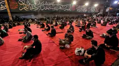 Warga Iran dengan mengenakan masker menghadiri acara kajian dan pengajian Lailatul Qadar, salah satu malam paling suci selama bulan Ramadan, di luar masjid di Teheran, Rabu (13/5/2020). Pemerintah Iran membuka kembali masjid-masjid untuk manyambut malam Lailatul Qadar. (ATTA KENARE/AFP)