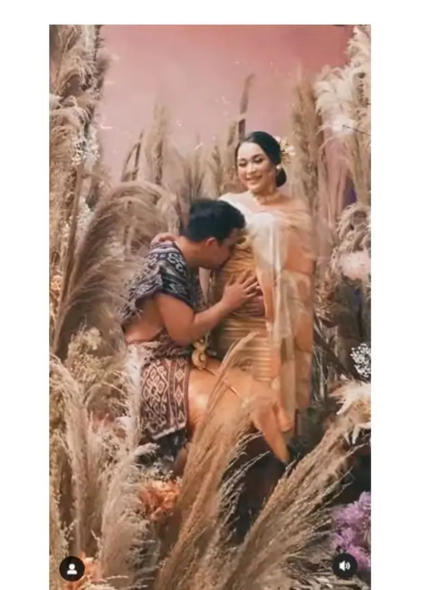 8 Gaya Maternity Shoot Syifa Adik Ayu Ting Ting, Tampil Memesona