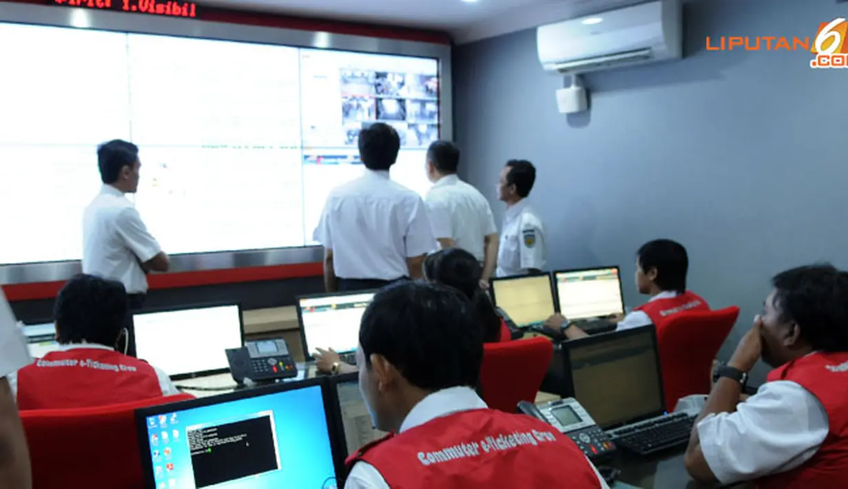 Di tempat ini segala aktivitas yang berhubungan dengan Commuter Line dapat dipantau dengan baik, termasuk posisi tiket kereta Commuter Line (Liputan6.com/Faisal R Syam)