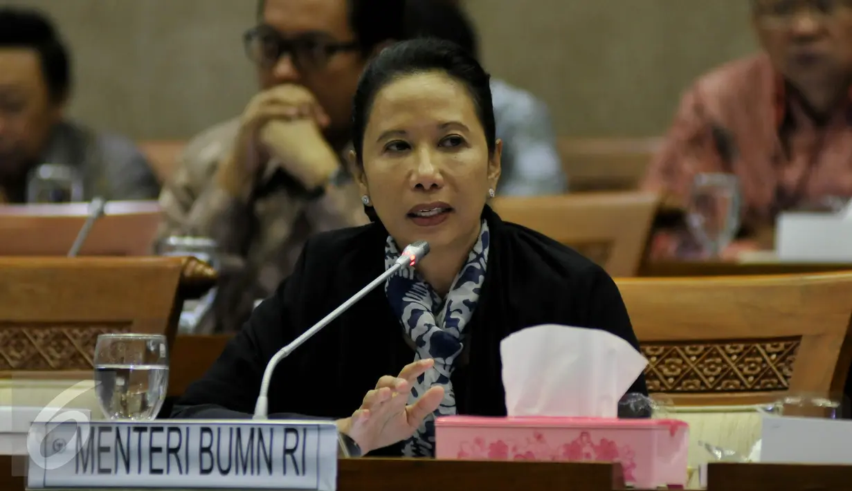 Menteri BUMN Rini Soemarno saat mengikuti Rapat Kerja dengan Komisi VI, Jakarta, Selasa (6/10/2015). Komisi VI menyetujui tambahan penyertaan modal negara (PMN) kepada 23 BUMN senilai Rp.34,32 triliun.(Liputan6.com/Johan Tallo)