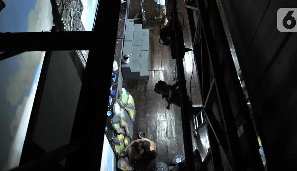 Joko menyelesaikan dekorasi panggung di Gedung Pertunjukan Wayang Orang Bharata, Jakarta, Kamis (7/11/2019). Joko bertugas untuk mempercantik properti seperti candi, bebatuan, dan pohon. (merdeka.com/Iqbal Nugroho)