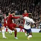 Striker Liverpool, Mohamed Salah (dua dari kiri) mencetak gol ke gawang Tottenham Hotspur pada laga Liga Inggris 2022/2023 di Stadion Tottenham Hotspur, Senin (7/11/2022) dini hari WIB.  (Ian Kington / AFP)
