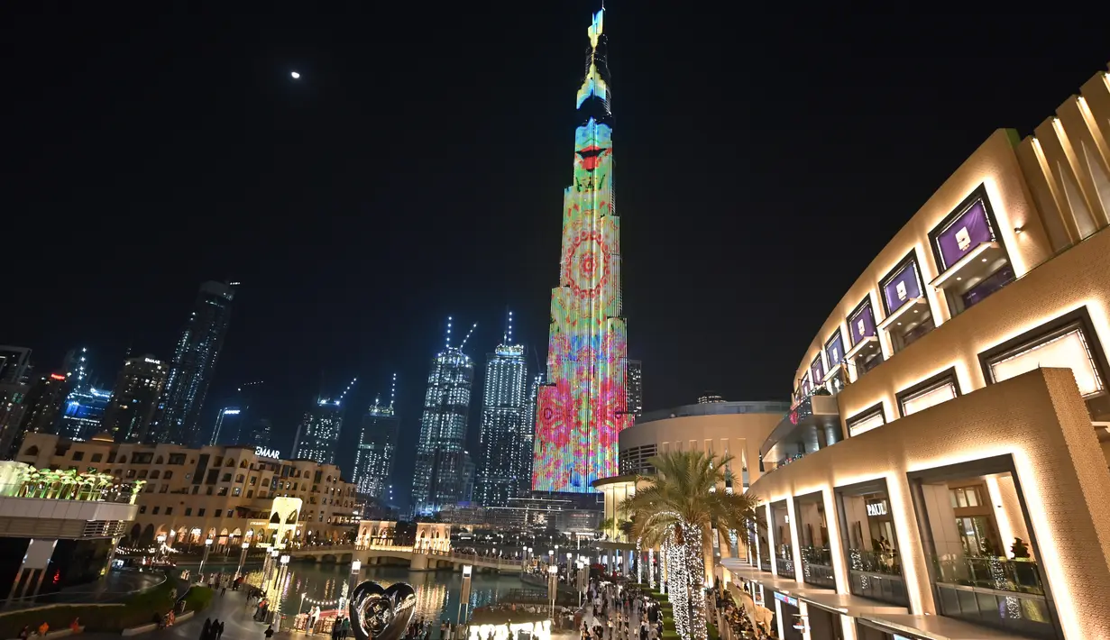 Foto yang diambil pada 4 Januari 2020 memperlihatkan pertunjukan cahaya menyinari Burj Khalifa, bangunan tertinggi dunia, di Dubai. Burj Khalifa yang resmi dibuka pada 4 Januari 2010 itu merayakan hari jadinya yang ke-10 dengan pertunjukan lampu LED khusus. (Giuseppe CACACE / AFP)
