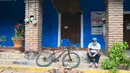 Gempa dilaporkan terasa hingga sekitar 400 kilometer (km) ke arah utara Mexico City. Tampak dalam foto, seorang pria duduk di depan rumah yang rusak setelah guncangan gempa bumi berkekuatan 6,5 magnitudo di komunitas San Marcos, negara bagian Guerrero, Meksiko pada Jumat 2 Januari 2026. (Francisco ROBLES/AFP)