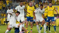 Dua pemain Real Madrid, Brahim Diaz dan Kylian Mbappe, bereut bola dengan bek Las Palmas, Mika Marmol, dalam pertandingan jornada ketiga La Liga Spanyol di Gran Canaria stadium, Jumat (30/8/2024) dini hari WIB. Real Madrid harus puas bermain imbang 1-1 dalam laga ini. (CESAR MANSO / AFP)