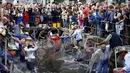Puluhan nelayan turun ke sungai untuk menangkap ikan saat hari nelayan di Memmingen, Jerman, Sabtu (25/7/2015). Tradisi ini sudah ada sejak tahun 1465 dimana setiap nelayan yang lahir di Memmigen harus menangkap ikan di sungai. (REUTERS/Michaela Rehle)
