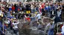 Puluhan nelayan turun ke sungai untuk menangkap ikan saat hari nelayan di Memmingen, Jerman, Sabtu (25/7/2015). Tradisi ini sudah ada sejak tahun 1465 dimana setiap nelayan yang lahir di Memmigen harus menangkap ikan di sungai. (REUTERS/Michaela Rehle)