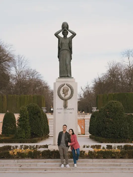 <p>Raffi Ahmad dan Nagita Slavina menikmati udara sejuk dengan pemandangan yang cantik di Retiro Park. (Foto: Instagram/ raffinagita1717)</p>