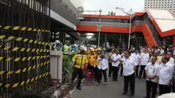Pembongkaran tiang monorel tersebut dilakukan oleh tim dari pihak Dinas Bina Marga Provinsi DKI Jakarta. Tampak dalam foto, Wakil Gubernur DKI Jakarta, Rano Karno menyaksikan seremoni pemotongan besi tiang monorel di Jalan HR Rasuna Said, Jakarta, Rabu (14/1/2026). (merdeka.com/magang/Rendi Saputra)